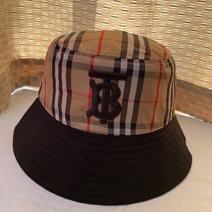 Burberry Bucket Hat .beige